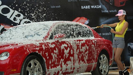Rửa xe thật sự là một điều cần thiết và thú vị. Với những bức ảnh đẹp về các dịch vụ rửa xe chuyên nghiệp này, chúng ta sẽ nhận thấy được sự tinh tế và công phu của nghề rửa xe. Và đặc biệt, xe sẽ trở nên sạch sẽ và mới mẻ hơn bao giờ hết.