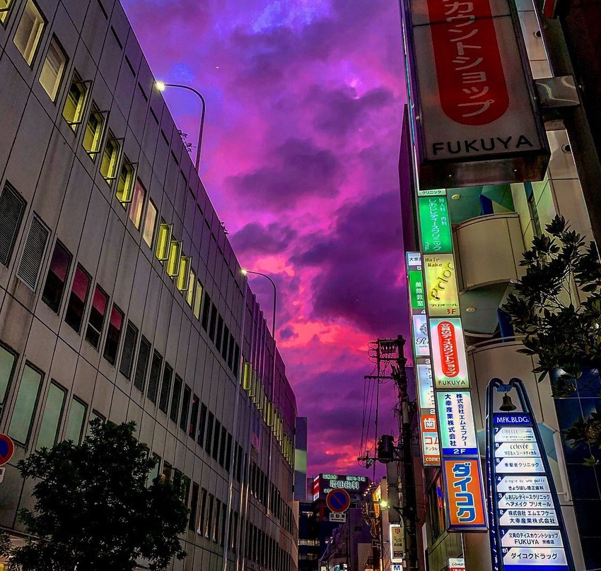 Bầu trời Nhật Bản: Khung cảnh bầu trời Nhật Bản sẽ làm cho trái tim bạn rung động bởi sự tuyệt đẹp của nó. Hãy tận hưởng những khoảnh khắc thư giãn và chỉn chu khi đón xem hình ảnh này.