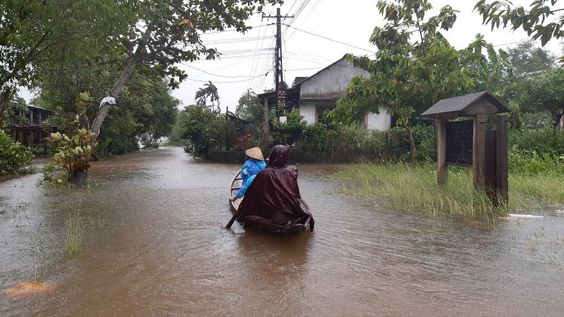 Lụt miền Trung: Miền Trung đang chịu đựng một thiên tai lớn và hàng triệu người dân đang cần sự giúp đỡ của chúng ta. Hãy xem hình ảnh về lụt để kết nối tình người và cùng nhau chia sẻ vào hoàn cảnh khó khăn này.