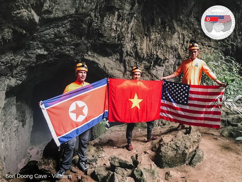 Quốc kỳ hang động: Hãy xem hình ảnh tuyệt đẹp của quốc kỳ Việt Nam treo lửng giữa hang động ấn tượng này. Đây là một trong những hình ảnh đang thu hút sự chú ý của du khách trong và ngoài nước.