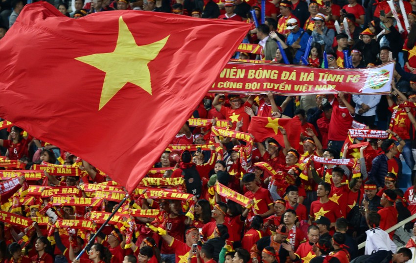 Kỳ thú lá cờ Việt Nam 3.000 m2, nặng 450kg và hành trình ra sân Mỹ ...