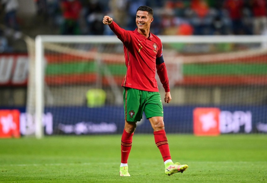 Một chiến thư đang chờ Ronaldo và đồng đội khi họ phải đối đầu với đối thủ thân quen Bồ Đào Nha. Nhưng liệu Bồ Đào Nha có thể vượt qua điểm yếu của mình và thắng được Tây Ban Nha? Hãy sát cánh cùng đội tuyển Bồ Đào Nha để xem họ sẽ làm gì để chiến thắng trận đấu này.