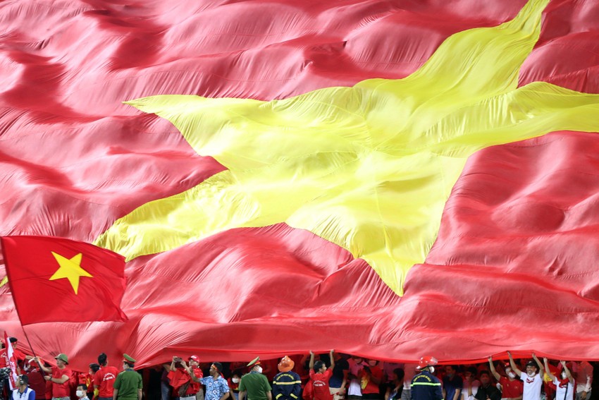 Những tranh cãi về việc ném giấy và sự cố âm thanh tại sân Việt Trì là ước tính cho sự quan trọng của cờ đỏ sao vàng trong tâm trí người dân Việt Nam. Sự đoàn kết và sự hiểu biết về các biểu tượng quốc gia là rất quan trọng. Hãy cùng đọc bài viết cập nhật về câu chuyện này và tìm hiểu về tình yêu quê hương Việt Nam.