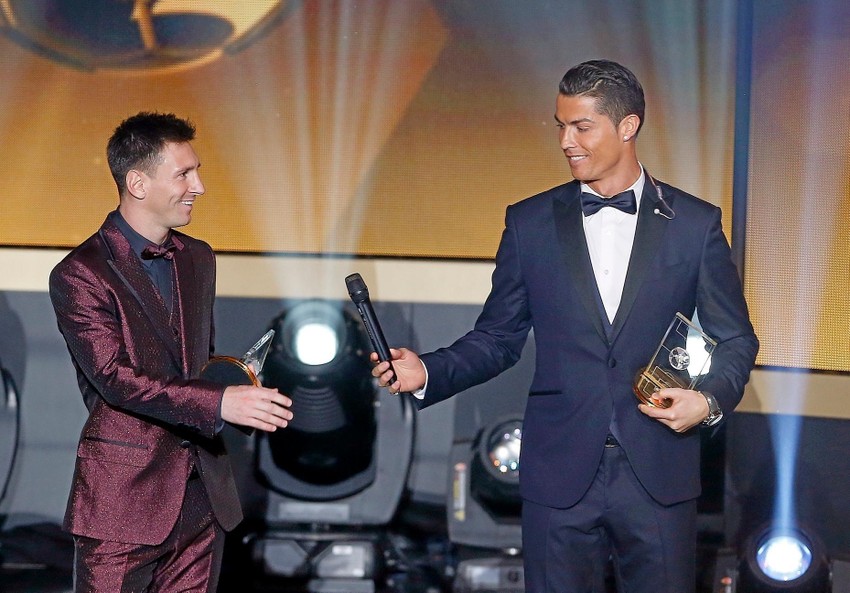 Có lẽ đã đến lúc phải giải quyết tranh cãi vĩnh viễn giữa các fan của Messi và Ronaldo. Hãy xem hình ảnh đầy sức hấp dẫn này để thấy sự khác biệt giữa hai siêu sao, từ kỹ thuật đến cách tiếp cận trên sân.