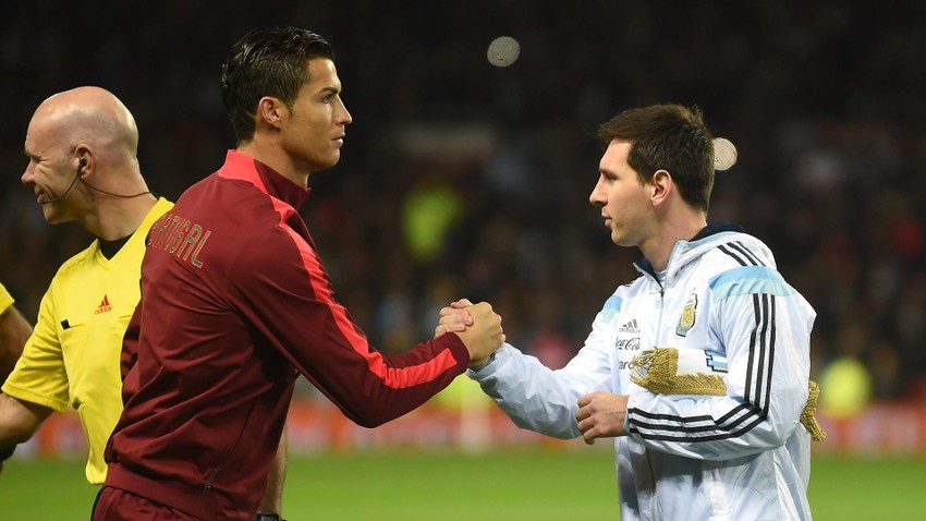 Messi và Ronaldo là hai cầu thủ vĩ đại nhất trong lịch sử bóng đá. Hãy cùng xem lại sự nghiệp của họ, từ những bước đi đầu tiên đến những thành công vang dội trên sân cỏ.