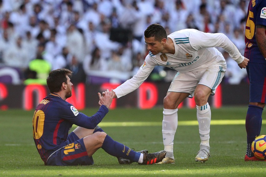 Sự nhanh nhẹn và nhịp nhàng của anh ta trên sân là điều không thể chối cãi. Nếu bạn là fan của Messi hoặc đơn giản là yêu thích bóng đá thì nhớ xem hình ảnh này để cảm nhận vẻ đẹp của môn thể thao vua này!