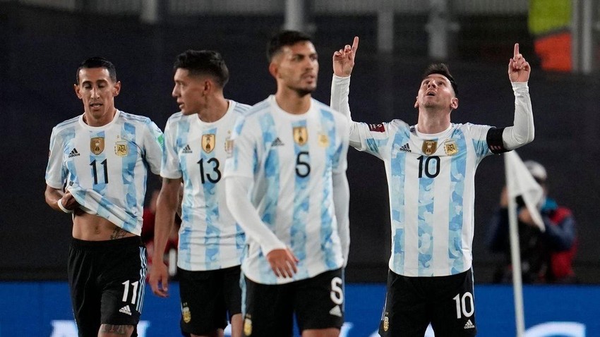 Messi vô địch World Cup là điều mà bất cứ người hâm mộ nào cũng mong muốn. Tình yêu và sự trân trọng của đất nước Argentina dành cho cầu thủ tài ba này là không thể đếm xuể. Hãy cùng cầu nguyện và hi vọng rằng, một ngày không xa, Messi sẽ thực hiện được giấc mơ đó!