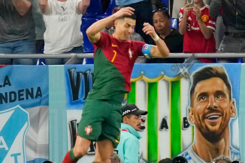 Trận đấu đỉnh cao giữa hai siêu sao Lionel Messi và Cristiano Ronaldo tại World Cup 2022 đã diễn ra! Bạn có muốn xem hình ảnh của Ronaldo ăn mừng trước mũi Messi sau khi ghi bàn thắng quyết định?