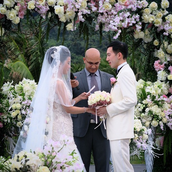 Có lẽ bất kỳ ai cũng mơ ước được tổ chức đám cưới đẳng cấp và đẹp như tại Singapore. Hãy xem qua những hình ảnh về đám cưới siêu sang tại đất nước này và khám phá một phần văn hóa tiệc cưới độc đáo của Singapore.