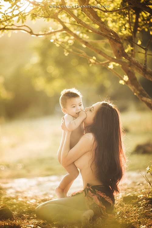 Con bú là điều tự nhiên và đẹp đẽ. Hãy xem hình ảnh để hiểu hơn về sự kết nối giữa mẹ và con bằng tình yêu và sự chăm sóc.