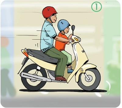 Mời bạn xem bức hình bố mẹ dễ thương với con yêu ngồi trước xe máy, cùng lướt gió trên đường phố đông đúc.