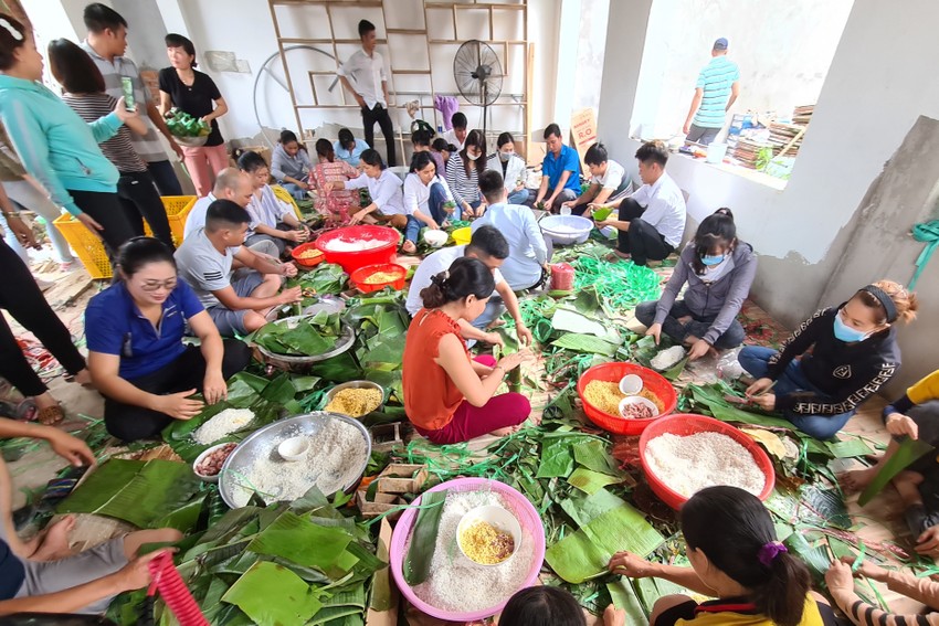 Hãy cùng chung tay ủng hộ miền Trung đang gặp khó khăn vì thiên tai bằng cách mua các sản phẩm từ thương hiệu này. Bên cạnh đó, hình ảnh cũng trình bày một số hoạt động hỗ trợ như phát quà và xây dựng nhà cửa cho những người bị thiệt hại. Hãy cùng nhau làm điều tốt cho cộng đồng.