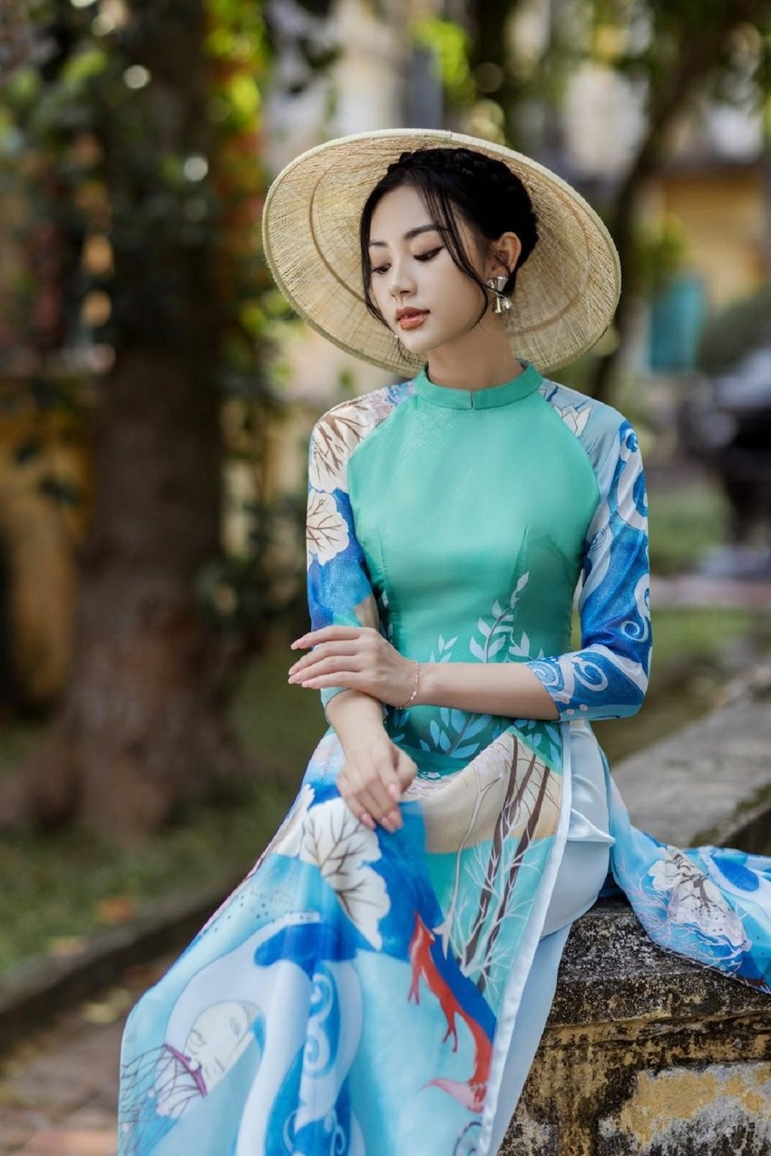Áo dài: Áo dài là trang phục truyền thống đầy thanh lịch và quyến rũ của phụ nữ Việt Nam. Hãy chiêm ngưỡng những bức ảnh về áo dài để cảm nhận sự sang trọng và đẳng cấp của trang phục này. Chắc chắn bạn sẽ muốn sở hữu một chiếc áo dài đầy duyên dáng.