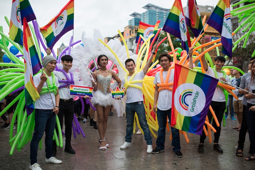 Hãy tham gia diễu hành LGBT để bày tỏ sự đồng cảm và ủng hộ cho cộng đồng LGBT+ tại Việt Nam. Năm 2024, chúng ta tự hào trên con đường phát triển đồng giới hóa, khi mọi người tôn trọng và chấp nhận tình yêu và sự đa dạng của nhau. Hãy xem hình ảnh đầy sắc màu của cuộc diễu hành này.