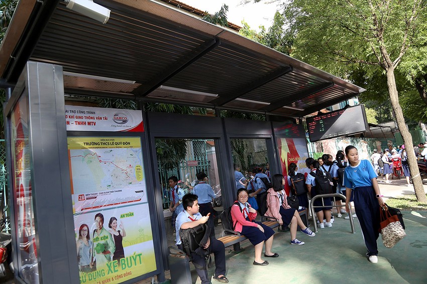 Cận cảnh nhà chờ xe buýt kiểu mới hiện đại ở Sài Gòn