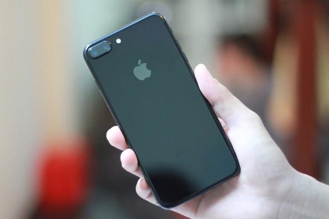iPhone 7 Plus là chiếc điện thoại thông minh nổi tiếng với thiết kế đẹp mắt, tính năng ưu việt và đặc biệt là giá cả phải chăng. Với độ bền cao và màn hình rộng lớn, iPhone 7 Plus thật sự là một chiếc điện thoại tuyệt vời cho mọi người sử dụng. Nếu bạn đang tìm kiếm một chiếc điện thoại thông minh với giá cả hợp lý, hãy đến tới với sản phẩm iPhone 7 Plus của chúng tôi.