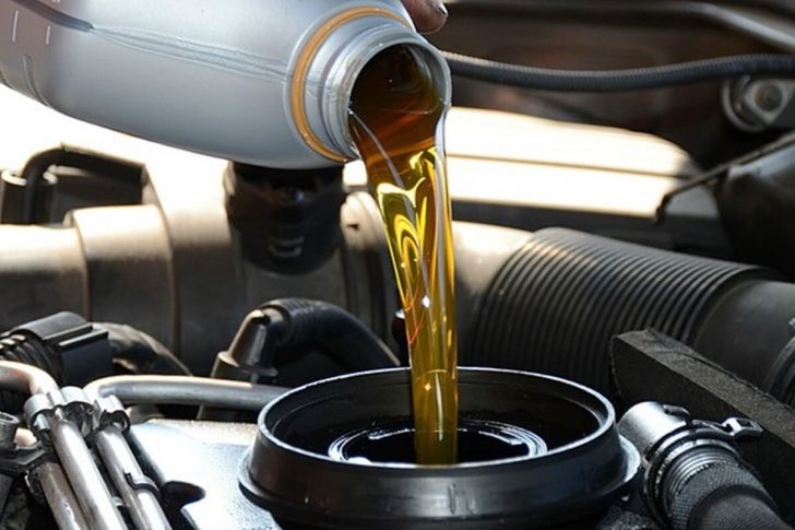 Dầu nhớt động cơ ô tô là yếu tố quan trọng để giữ cho động cơ vận hành ổn định và tăng tuổi thọ. Tìm hiểu thêm về các loại dầu nhớt và cách chọn loại phù hợp với chiếc xe của bạn. Hãy xem hình về dầu nhớt động cơ ô tô để có kiến thức về bảo trì chiếc xe của bạn.