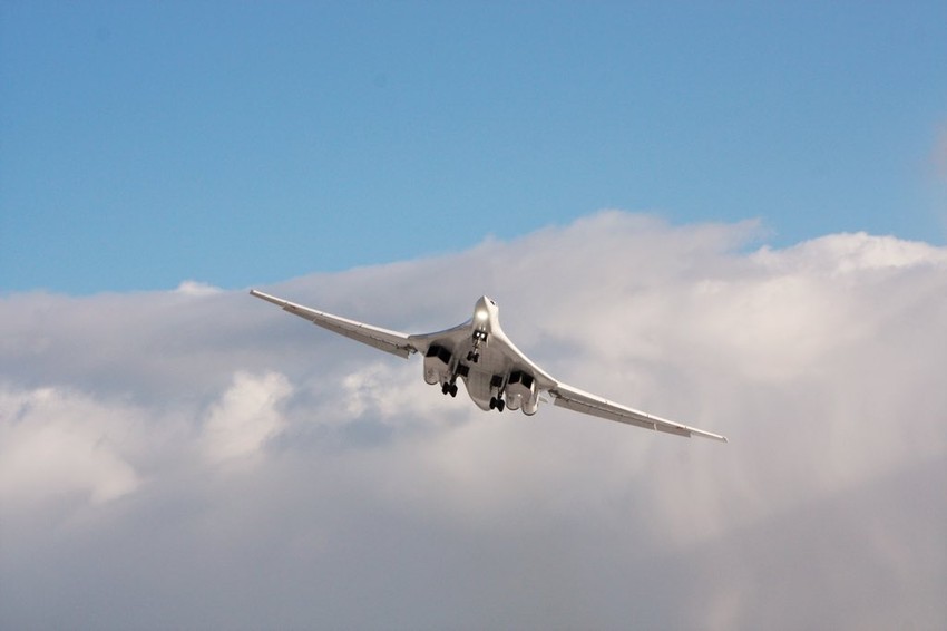 Chiêm ngưỡng sức mạnh của máy bay ném bom Tu-160M, được trang bị những công nghệ hiện đại nhất. Hình ảnh sẽ khiến bạn không khỏi ngỡ ngàng và cảm phục với khả năng chiến đấu của máy bay này.