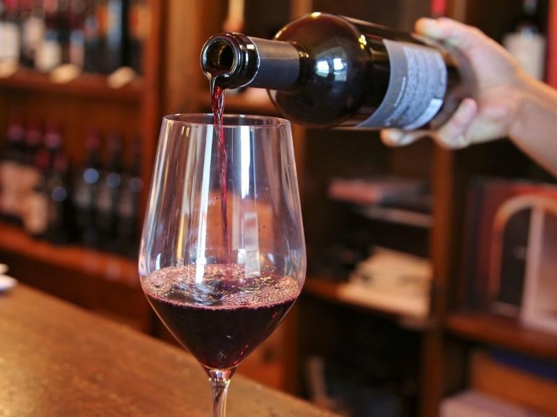 Rượu vang đỏ được đựng trong ly sang trọng là món quà tuyệt vời cho những buổi tiệc hoặc dịp đặc biệt. Hãy xem hình ảnh này và cảm nhận sự hòa quyện giữa màu sắc, hương vị và thị giác.