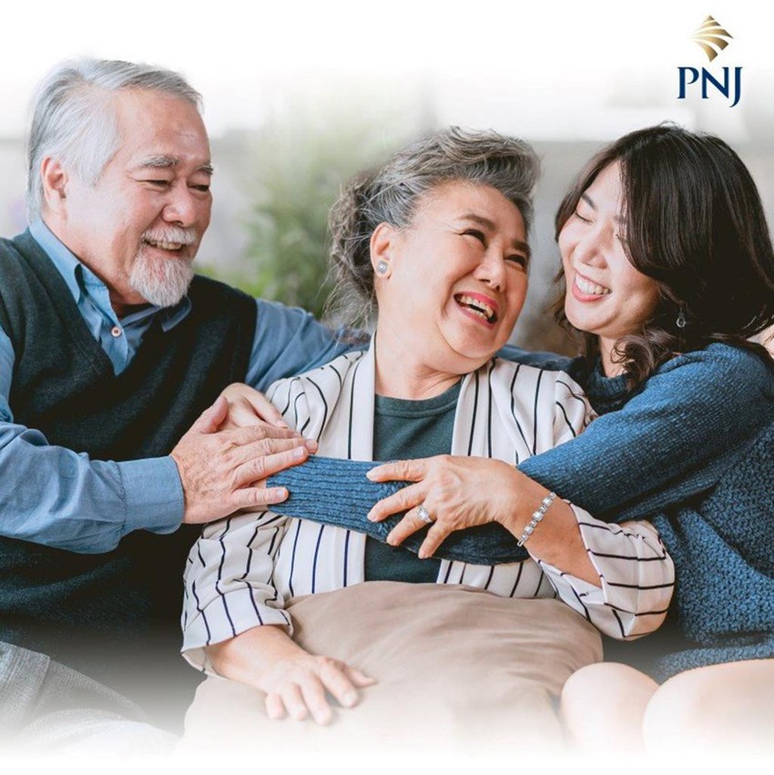 Trang sức PNJ: PNJ là thương hiệu trang sức đã được khẳng định và tin dùng bởi nhiều người Việt. Với các thiết kế độc đáo, chất lượng cao và giá cả phải chăng, các sản phẩm của PNJ luôn là sự lựa chọn hàng đầu cho những ai đang tìm kiếm món quà tinh tế và đẳng cấp. Hãy chiêm ngưỡng hình ảnh trang sức PNJ để tìm cho mình món quà ý nghĩa nhất.