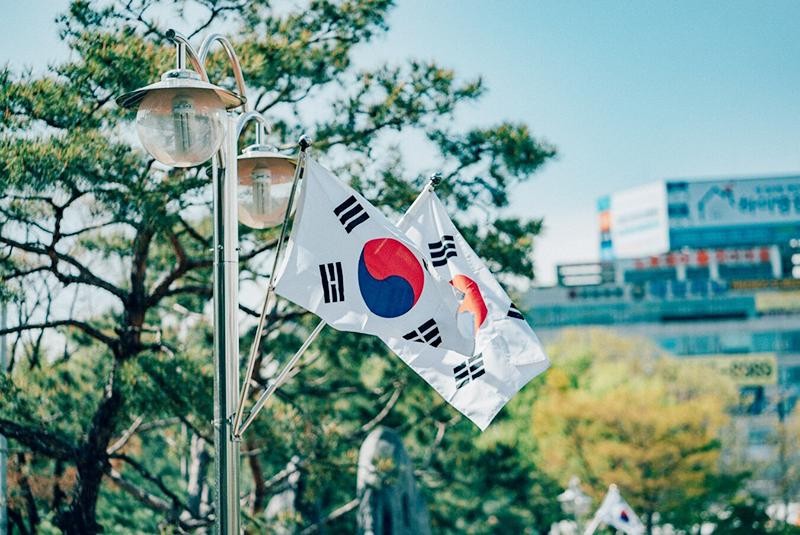 Hàn Quốc miễn visa: Việc miễn visa khi đến Hàn Quốc đang tạo sức hút lớn đối với du khách. Không chỉ dễ dàng di chuyển và tham quan đất nước của những ngôi sao Kpop nổi tiếng, du khách còn được trãi nghiệm văn hóa đặc sắc và thưởng thức ẩm thực tuyệt vời.