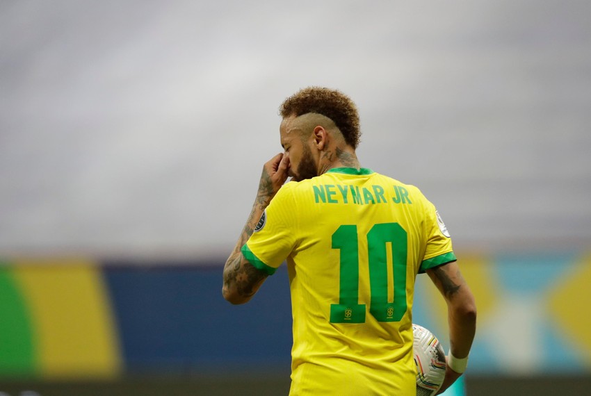 Neymar đang lập các kỷ lục cho riêng mình trong giải đấu Copa America, và anh đã vượt qua thần tượng Pele của mình. Hãy xem hình ảnh này và cùng thưởng thức những pha bóng đẳng cấp của ngôi sao bóng đá này!