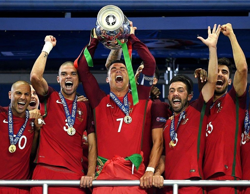Xem ảnh liên quan đến giải đấu này để có những cảm xúc đầy hứng khởi và hy vọng về tương lai sáng lạn của đội tuyển Portugal.