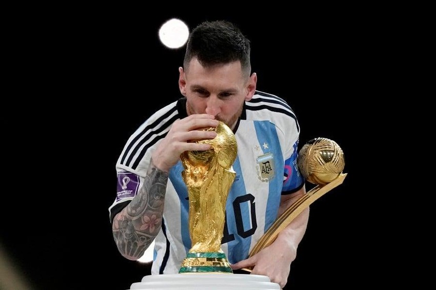 Truyền thông thế giới, Messi, tuyển Argentina, tán tụng - Không còn gì để nói về sự nghiệp của Messi trên sân cỏ. Nhưng rất ít người biết rằng anh ấy là một hình mẫu tuyệt vời cho bất kỳ người hâm mộ bóng đá nào trên thế giới. Tuyển Argentina may mắn có được cầu thủ tài năng như anh ấy, và truyền thông thế giới đã tán tụng danh tiếng và kinh nghiệm của Messi trên sân cỏ.