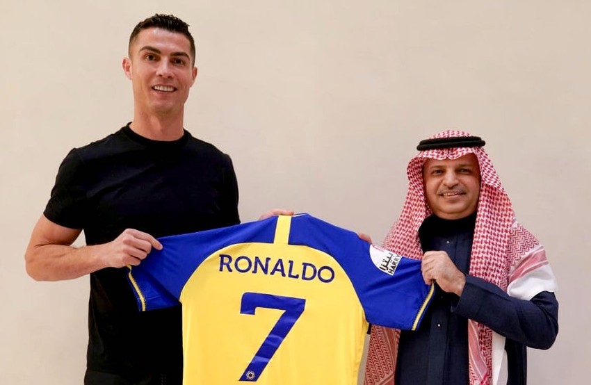 Hãy xem bức hình Ronaldo trong màu áo MU với lương cao khi chuyển tới Saudi Arabia để chơi bóng! Sự gia nhập của anh ấy vào CLB Al Nassr này thực sự là cảm hứng lớn cho những fan hâm mộ bóng đá trên toàn thế giới.