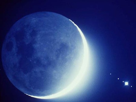 Mặt trăng xanh: Thưởng thức hình ảnh mặt trăng xanh sẽ đem lại cho bạn những trải nghiệm thú vị trong không gian tưởng tượng. Tận hưởng tầm nhìn của một mặt trăng với màu xanh độc đáo, mang đến một mùa xuân mới đầy năng lượng cho bạn.