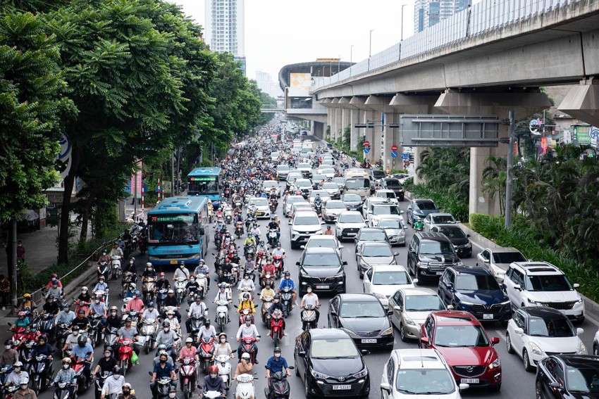 Mặc dù ùn tắc đường phố Hà Nội là một vấn đề luôn xuất hiện và gây phiền phức, nhưng bạn cũng có thể tìm thấy rất nhiều điều thú vị khi đi chậm và chiêm ngưỡng cảnh quan trên đường phố. Hãy để mình thật thoải mái khi chạy xe và cảm nhận sự sống động của đô thị này.