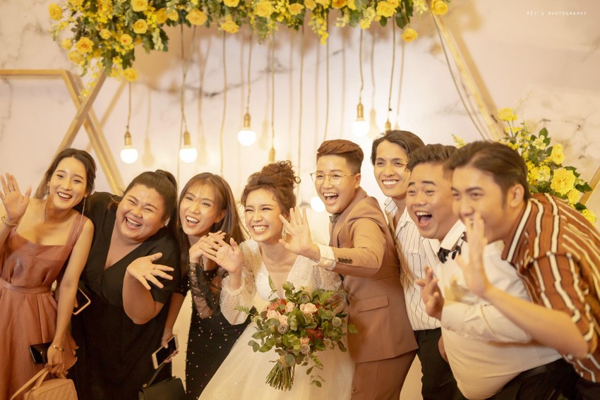 Đám cưới của Tú Tri và đạo diễn Yunbin là một sự kiện được trông đợi đối với giới truyền thông và công chúng. Bạn sẽ ngỡ ngàng trước những bức ảnh đẹp và đầy cảm xúc trong ngày vui của hai người.