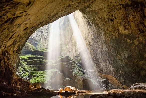 Hang Sơn Đoòng là một trong những hang động lớn nhất thế giới. Nơi đây có những khu rừng khô hoang sơ, những dòng sông xanh biếc và những khu rừng xanh tốt quanh rìa. Hãy để trang web của chúng tôi giới thiệu cho bạn những bức ảnh tuyệt vời về hang động này để bạn có thể chiêm ngưỡng vẻ đẹp hoang sơ và hùng vĩ của nó.