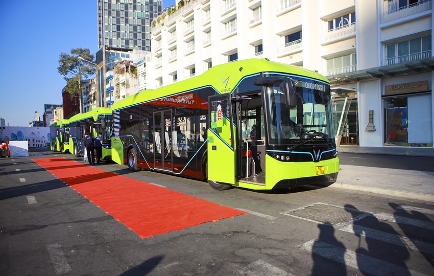 Xe buýt điện là phương tiện giao thông thân thiện với môi trường và sử dụng năng lượng tái tạo. Hãy cùng chiêm ngưỡng hình ảnh của những chiếc xe buýt điện mang đến một không gian đô thị xanh sạch đẹp.