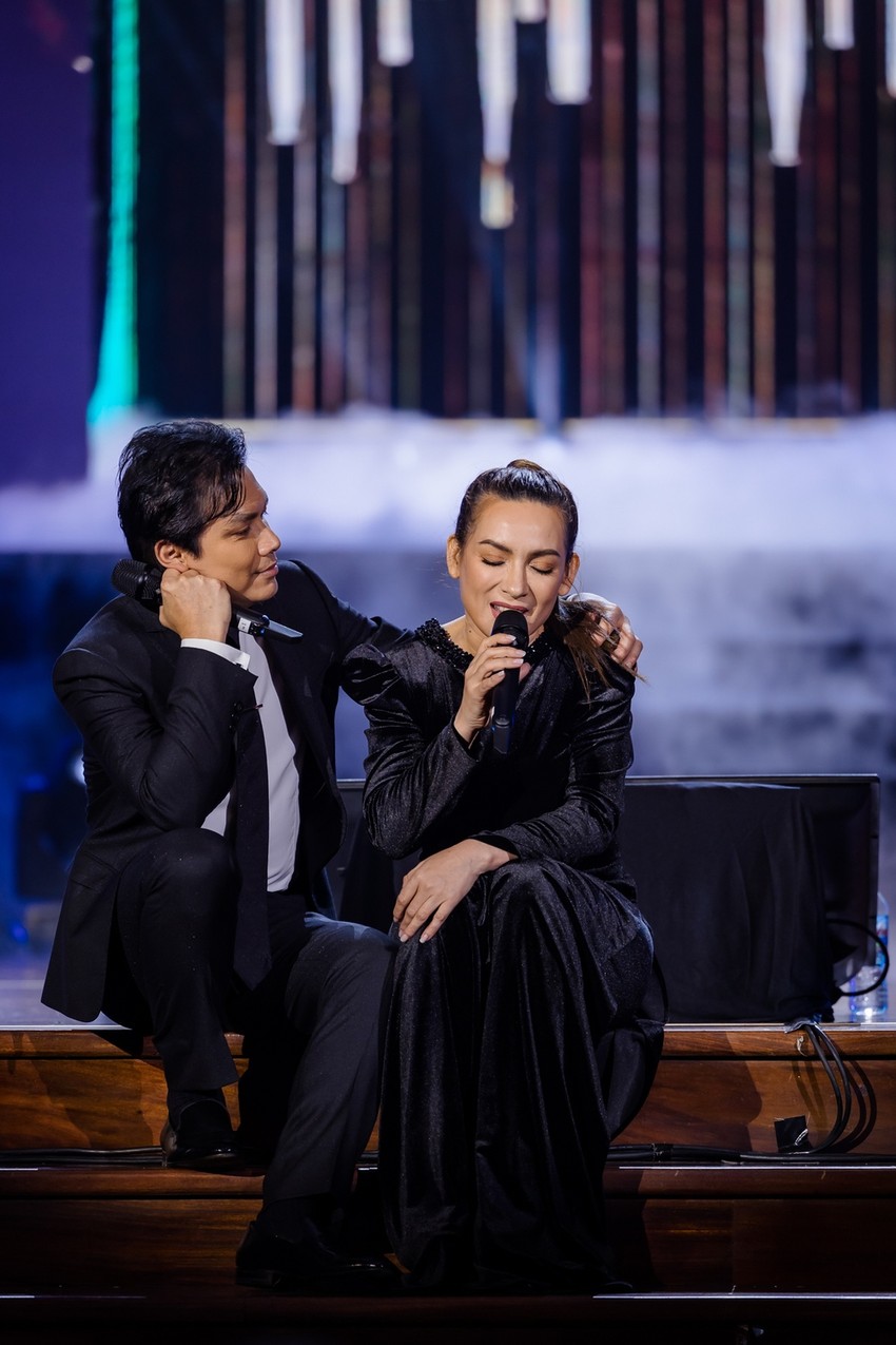 Hãy cùng xem hình ảnh Phi Nhung và Mạnh Quỳnh hát đôi cực hay và đầy cảm xúc trong một chương trình âm nhạc nổi tiếng. Sự kết hợp của hai danh ca đình đám này chắc chắn sẽ khiến bạn bất ngờ và thích thú.