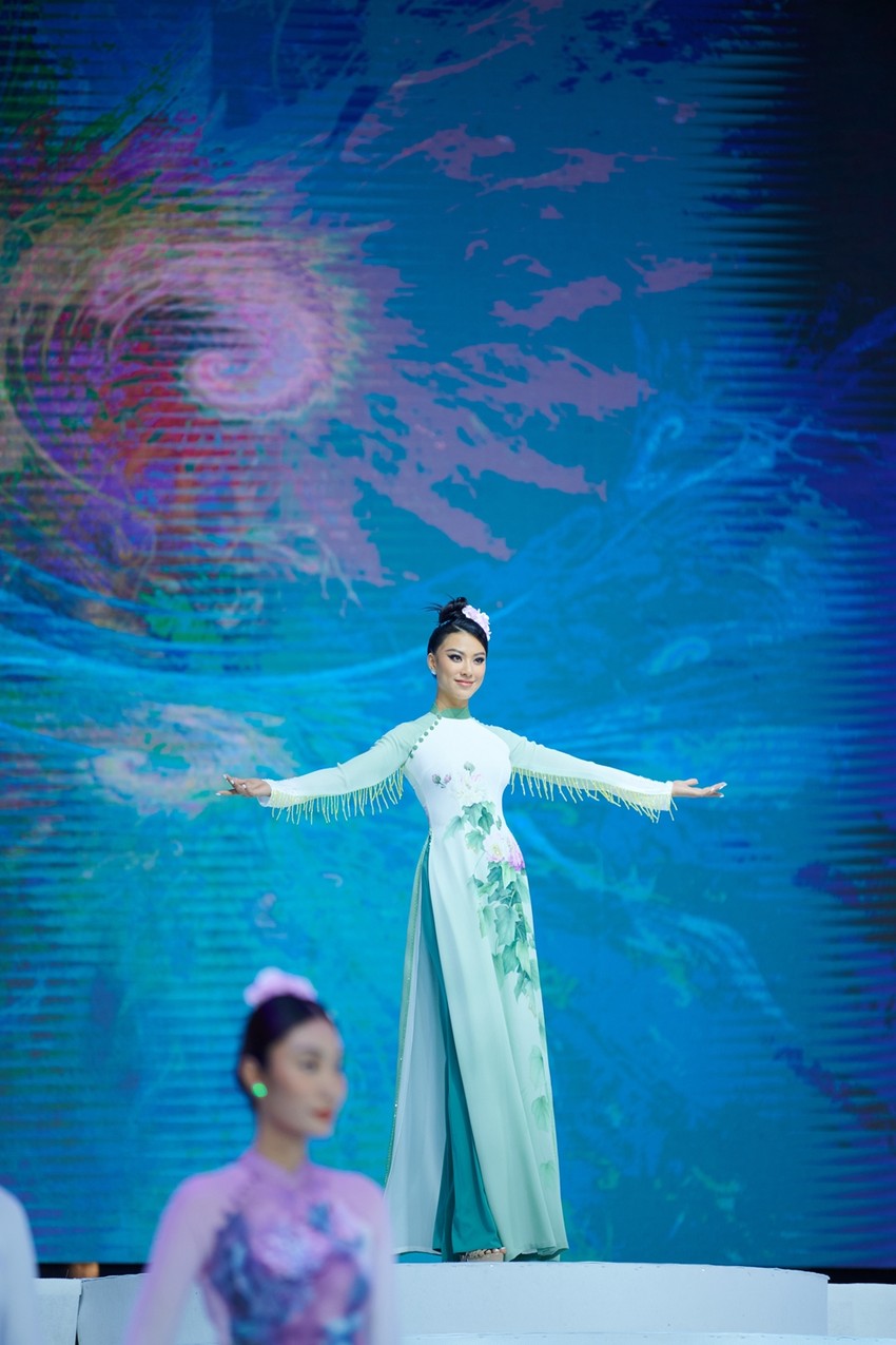 Chào mừng bạn đến với thế giới trang phục Việt Nam cổ điển, nơi áo dài được vẽ tinh tế và đầy sáng tạo. Hãy cùng chiêm ngưỡng vẻ đẹp trang phục truyền thống qua nét bút tài hoa của nghệ sĩ trong bức tranh này.