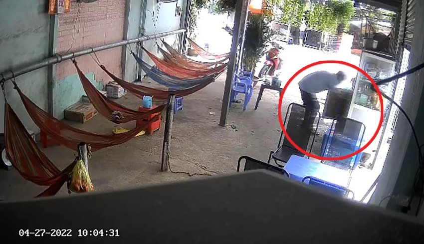 Xem ngay hình ảnh độc đáo về trộm tiền uống nước tràn lan tại một quán cà phê. Hãy tìm hiểu về cách mà kẻ trộm này đã thực hiện hành vi của mình và rút ra những bài học về an ninh và phòng chống tội phạm.