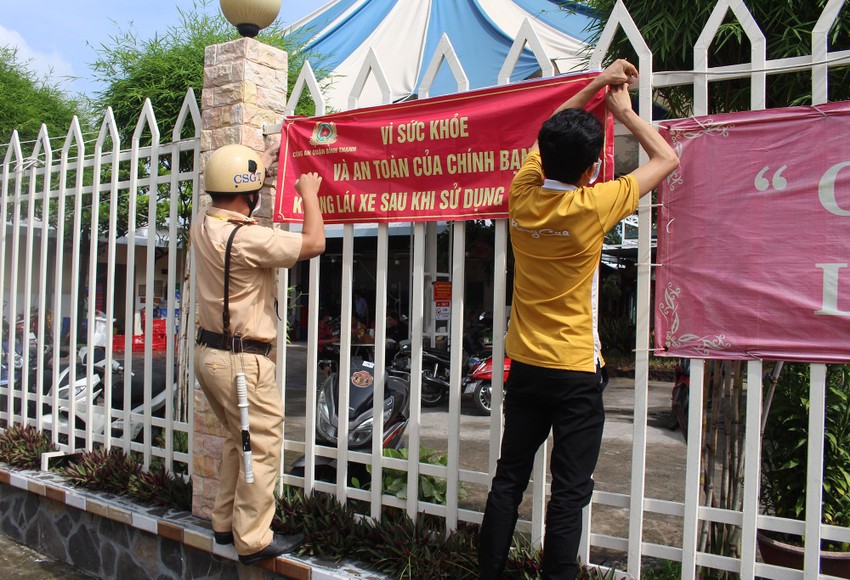 Khách say phản ứng không chỉ gây nên những trường hợp dở khóc dở cười mà còn mang đến những trải nghiệm khó quên. Xem ảnh để thấy được những biểu cảm kỳ quặc và phản ứng bất ngờ của những người say xỉn.