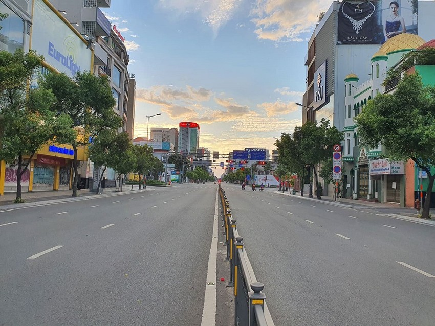 Nhưng hãy xem ảnh này để nhìn lại vẻ đẹp của Sài Gòn trước đây những con phố tấp nập, những cửa hàng, quán ăn... lúc này chắc hẳn đang xôn xao khoác lên mình một nét đẹp mới, tươi mới.