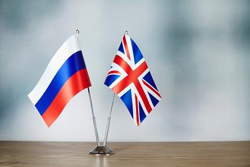 Biện pháp trừng phạt Anh Nga quốc kỳ UK: Một vài năm trở lại đây, quốc kỳ UK trở thành một biểu tượng của sự đoàn kết và quyết tâm trong cuộc chiến thông tin giữa Anh và Nga. Tuy nhiên, quốc kỳ UK còn là hình ảnh đẹp của một quốc gia có nền văn hóa lâu đời và đầy năng lượng. Hãy cùng tìm hiểu về thâm niên lịch sử và sức mạnh văn hóa của Anh qua quốc kỳ UK.