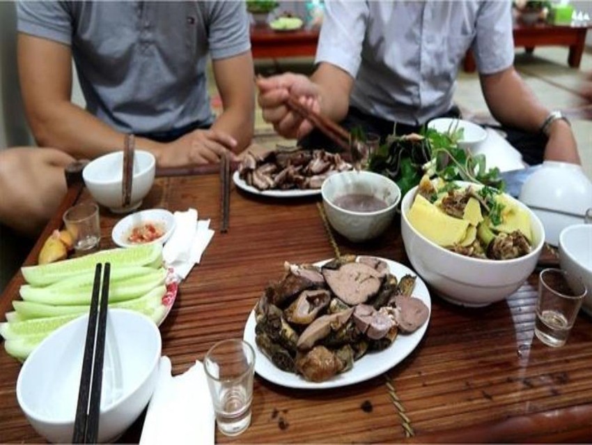 Sát thủ và bàn nhậu là hai từ có liên quan đến ăn thịt chó. Hãy xem hình ảnh liên quan để thưởng thức văn hóa ẩm thực đặc biệt và độc đáo của Việt Nam.