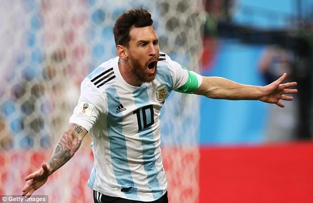 Argentina và Lionel Messi là hai đối tượng được yêu thích nhất khi nhắc đến World Cup. Với những hình ảnh tuyệt đẹp của Messi trong năm 2018, hãy lấy lại những kỷ niệm đáng nhớ của anh và đội tuyển Argentina trong các trận đấu vòng bảng của World Cup.