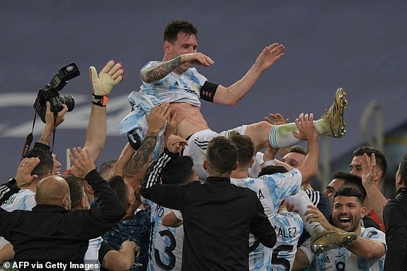 Messi, Copa America: Siêu sao Lionel Messi đang sẵn sàng chiến đấu tại giải đấu Copa America và chiếm lấy tình cảm của người hâm mộ trên khắp thế giới. Hãy xem hình ảnh về anh ta khi tạo ra những bàn thắng nguy hiểm và những pha xử lý kỹ thuật điêu luyện trên sân cỏ.