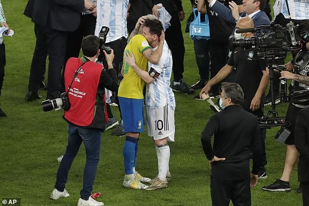 Hình ảnh cười đầy hài hước của Messi sẽ làm bạn không khỏi nở mười mặt. Cùng chiêm ngưỡng vẻ đẹp trẻ trung, tươi cười và đầy năng lượng của siêu sao bóng đá này và bận rộn lúc gì cũng đảm bảo nhận được sự cổ vũ từ người hâm mộ.