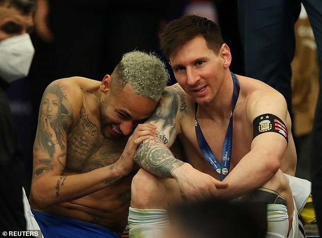 Vừa khóc xong, Neymar tươi cười dựa đầu vào vai Messi