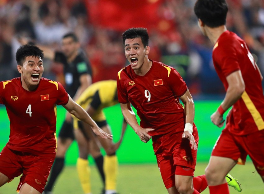 SEA Games 31 đã chứng kiến chiến thắng vô địch của U-23 Việt Nam. Trải qua những khó khăn, những người hùng bóng đá đã giành được ngôi vương danh giá. Để cùng rộn ràng với không khí vui mừng này, hãy tìm đến hình ảnh của đội tuyển Việt Nam để tận hưởng khoảnh khắc đáng nhớ.
