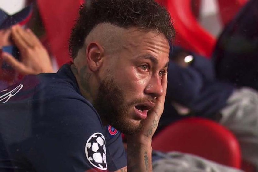 Neymar khóc: Đây là khoảnh khắc rất đáng để xem khi Neymar khóc vì niềm đau và nỗi cô đơn trong suốt sự nghiệp của mình. Họ từng coi anh là hi vọng cho tương lai của Brazil nhưng bây giờ họ đang chứng kiến những hy vọng kém cỏi. Hãy tới xem hình ảnh này để chia sẻ những tâm trạng của Neymar.