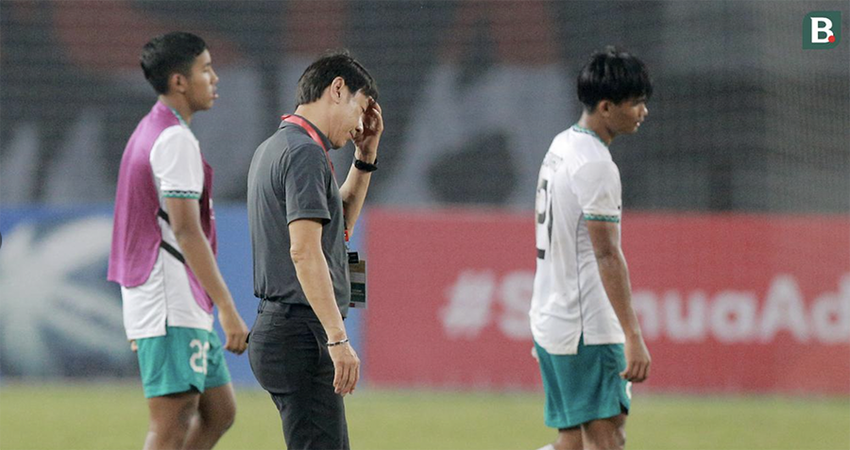 Hãy xem hình ảnh này để cảm nhận được sự đau đớn và nước mắt của một cầu thủ U-19 Indonesia. Anh ấy đã nức nở và bật khóc khi thất bại trong trận đấu quan trọng. Sự cảm xúc tràn đầy của anh ấy sẽ chạm đến lòng người và giữ bạn tập trung đến hình ảnh này.