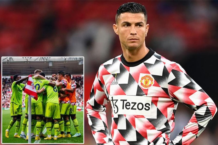 cầu thủ MU, Ronaldo, rời CLB, ăn mừng: When a player like Ronaldo leaves a team, it\'s always a bittersweet moment - but this image of him celebrating with his MU teammates after leaving the club will remind you why he\'ll always be remembered as one of the greatest players to ever play for the team. Don\'t miss this moment of triumph and celebration!