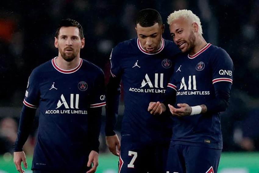 Neymar, Mbappe: Neymar và Mbappe là những cầu thủ vô cùng tài năng và đang là nhân tố quan trọng của đội bóng Paris Saint-Germain. Xem hình liên quan để khám phá thêm về phong cách thi đấu của họ, những khoảnh khắc đẹp và đầy cảm xúc của họ trên sân cỏ.